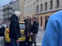 ZAMALO IZBILA TUČA: Burna rasprava i incident tokom protesta u Sarajevu (VIDEO)