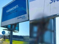 'POTRESNI SMO I ŠOKIRANI': Osvanula jeziva poruka na predizbornom plakatu (FOTO)