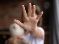 POLICIJA ZATEKLA ZASTRAŠUJUĆI PRIZOR NA PARKINGU: Uhapšen pedofil koji je seksualno zlostavljao djevojčicu