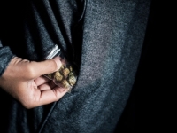 POKRENUTA ISTRAGA:  Diler mjesecima prodavao narkotike na školskom igralištu