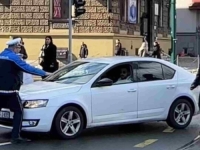 DRAMA U CENTRU SARAJEVA: Autom krenuo na demonstrante, pronađena mu droga... (VIDEO)