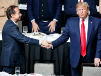 IZDAJA KOJA JE ŠOKIRALA AMERIKU: Trumpov glavni bankomat seli fabriku u Kinu dok javno glumi patriotu