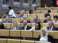 VISOKE PLATE I OTPREMNINE: Koliko zarađuju izaslanici Doma naroda FBiH i koliko su sjednica održali?