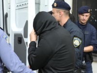 POMAHNITALI KUHAR URLAO NA POLICIJU, SKINUO GAĆE I MAHAO SPOLOVILOM: 'Evo, ovakvog me vodite pred sudiju neka svi vide!'