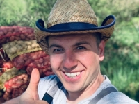 OD BIJELE KOŠULJE DO ORANICA: Faruk Tursumović proizvodi 120 tona hrane, a država mu ne da posao u struci