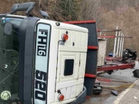 KRŠ I LOM NA CESTI: Kamion prevrnut, formirane kolone (FOTO)