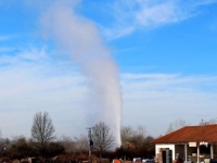 NESVAKIDAŠNJE SCENE IZ BOSANSKE POSAVINE: Iz zemlje izbio gejzir, izbacuje vrelu vodu visoko u zrak...