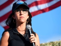 I PAD JE LET: Američka zastupnica pokušala se popeti na stolicu da bolje vidi Trumpa, pogledajte kako je sve završilo...