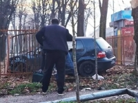 KRŠ I LOM U BANJOJ LUCI: Vozilom probio ogradu škole, uništio i semafor...