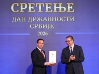 VULIN MU POLITIČKI UZOR, NEGIRA GENOCID: Ko je ministar iz RS-a kojeg je odlikovao Vučić?