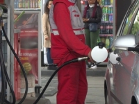 SVI POJURILI NA PUMPE: Od ponoći skuplje gorivo