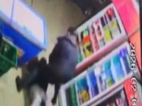 GRADONAČELNIK IZ KOMŠILUKA ISPAO HEROJ: Zaskočio lopova s nožem u rukama (VIDEO)