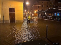 IZLILO SE MORE U DALMACIJI: pod vodom nekoliko gradova, labud pliva ulicama Šibenika (VIDEO)