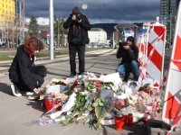 'SB' NA LICU MJESTA: Počeo mirni protest - građani se okupili ispred Zemaljskog muzeja; glavna saobraćajnica blokirana