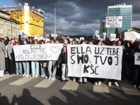 GRAĐANI SE OKUPILI ISPRED OPĆE BOLNICE: Uputili poruke podrške teško povrijeđenoj Elli