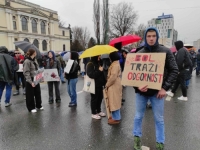 POČELI NOVI PROTESTI U SARAJEVU, BLOKIRANA GLAVNA SAOBRAĆAJNICA: 'Vrijeme je da nadležni preuzmu odgovornost' (FOTO/VIDEO)