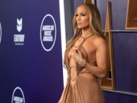 POKAZALA OBLINE I ZAPALILA INTERNET: Jennifer Lopez ponovo šokira fanove u 56. godini (FOTO)