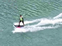 NEVJEROVATNI SNIMCI IZ TURSKE PREPLAVILI INTERNET: 'Zvuči kao šala, ali ja surfam na autocesti!' (VIDEO)