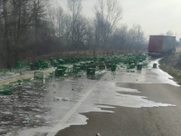 RIJEKA PIVA TEČE CESTOM: Iz kamiona poispadale brojne gajbe, razbijene flaše na sve strane, put blokiran