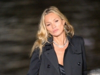 IKONA KOJA NE STARI: Kate Moss u 52. pokazala kako se nosi moć i stil – u slip haljini pomela konkurenciju! (FOTO)
