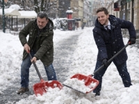 JAVNI INTERES I JADNA VLAST: Vladajući nisu sposobni domaćinski upravljati javnim preduzećima, ali ih ne žele ni prodati jer bi ostali bez članstva i 'simpatizerstva'