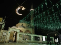 MJESEC RAMAZANA POČINJE: Sarajevske ulice u starom dijelu grada prigodno ukrašene, prvi dan posta u...