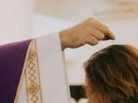 PRIPREMA ZA NAJVEĆI KRŠĆANSKI BLAGDAN: Katolici u BiH danas obilježavaju Pepelnicu, ona simbolizira...