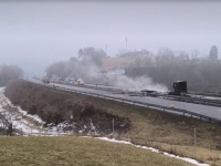 LANČANI SUDAR U SLOVENIJI: Zapalio se kamion, vozači u bolnici