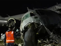 UŽASNI PRIZORI S LICA MJESTA: Srušio se avion prilikom slijetanja, poginulo najmanje 15 osoba...