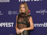 TREND SE NASTAVLJA: Margot Robbie pomjerila granice, satenske bokserice i haljina koja ništa ne skriva (FOTO)