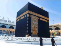 PROCURILI NOVI ŠOKANTNI EPSTEINOVI FAJLOVI: Dobio je svetu tkaninu kojom se pokriva Kaba od misteriozne žene iz...