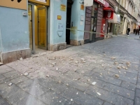 SARAJEVSKI RULET KOD MARKALA: Fasada ponovo pala i povrijedila prolaznika – ko je sljedeća žrtva? (VIDEO)