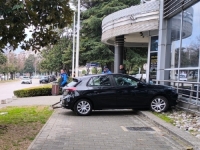 OVO SE NE VIĐA SVAKI DAN: Umjesto na parking, žena autom uletjela u zgradu Pošte