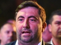 LJUBIŠA PETROVIĆ UPOZORAVA IZ ZVORNIKA: Birački spiskovi na haubama automobila, evo šta je sve zatekao u ovom dijelu bh. entiteta RS (VIDEO)