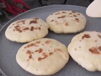 TURCI IH OBOŽAVAJU: Za samo 10 minuta napravite vrhunske beskvasne pogače i iznenadite ukućane (VIDEO)