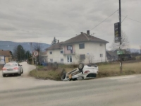 U TOKU JE UVIĐAJ: U Sarajevu se automobil prevrnuo na krov i završio u kanalu