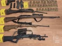 TOKOM PRETRESA UHAPŠENO VIŠE ČLANOVA KRIMINALNIH BANDI: Samo u jednom stanu oduzete četiri puške, više od 600 komada municije...