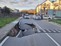 STRAVIČNE SLIKE DOLAZE IZ SUSJEDSTVA BiH: Propao dio puta, saobraćaj obustavljen