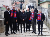 'NAŠ SLOBODARSKI MOSTAR UVIJEK OTVOREN ZA DOBRONAMJERNE': Rahimić sa britanskim ambasadorom, navijačima i rukovodstvom engleskog tima na Starom mostu