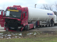 TEŽAK UDES NA BH. MAGISTRALI: Sudarili se cisterna i Golf, dijelovi rasuti po cesti