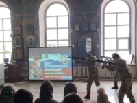 ŠOKANTNI SNIMCI IZ PUTINOVE RUSIJE: Uniformirani tinejdžeri u crkvi s puškama