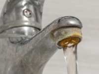 SVE ŠTO VAM TREBA SIGURNO VEĆ IMATE U KUĆI: Isprobajte najbrži trik za uklanjanje kamenca sa slavina...