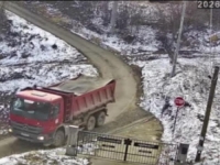 IZBORNI ŠLJUNAK U BH. GRADU: Dodikov SNSD nasipa puteve kada im trebaju glasovi, mještani se snalaze kako znaju i umiju (VIDEO)