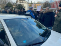 POZNAT IDENTITET VOZAČA KOJI JE POKUŠAO AUTOMOBILOM DA UĐE U MASU: Kod sebe imao mnogo droge, vozio pod zabranom