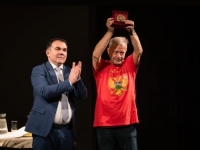 OVACIJE PUBLIKE: Poseban poklon Emiru Hadžihafizbegoviću uručio gradonačelnik...