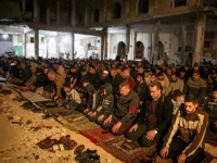 NAMAZ MEĐU RUŠEVINAMA: Palestinci klanjali prvu teraviju u uništenoj džamiji Al-Kanz