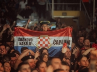 MLADI MASOVNO KLICALI USTAŠKOM REŽIMU: Svjetla s Thompsonove pozornice osvijetlila širenje mržnje i historijski revizionizam (FOTO + VIDEO)