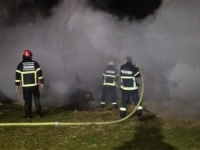 APOKALIPTIČNI PRIZORI IZ HERCEGOVINE: Vatrogasci satima gasili požar, vatra progutala štalu i hiljade bala sijena...