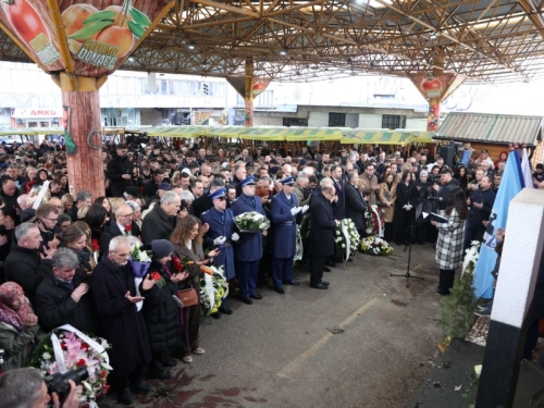 'SB' NA OBILJEŽAVANJU GODIŠNJICE MASAKRA NA MARKALAMA: Sjećanje na 68 ubijenih građana Sarajeva (FOTO/VIDEO)