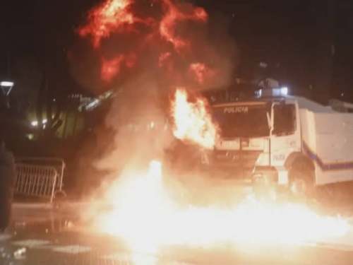 HAOTIČNI PROTESTI U ALBANIJI: Demonstranti u Tirani bacali Molotovljeve koktele na zgradu Vlade, policija odgovorila vodenim topovima